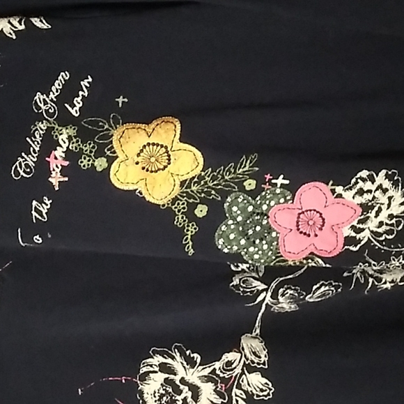 Basic Editions blouse in 3X Black in applique flowers - Picture 2 of 8